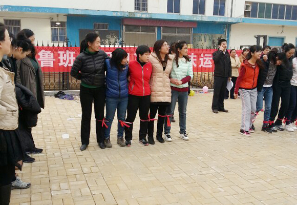 2014年3月7日，公司全體女職工以昂揚的斗志，飽滿的精神狀態(tài)，參加了金魯班集團組織的第一屆趣味運動會，并參與了跳繩、拔河、踢毽子等7個項目的比賽，包攬了踢毽子前三名的傲人戰(zhàn)績，拔河獲第二名。