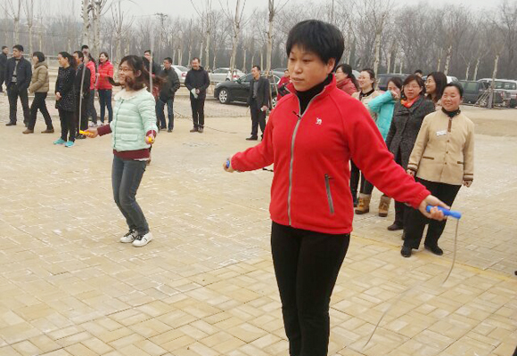 2014年3月7日，公司全體女職工以昂揚的斗志，飽滿的精神狀態(tài)，參加了金魯班集團組織的第一屆趣味運動會，并參與了跳繩、拔河、踢毽子等7個項目的比賽，包攬了踢毽子前三名的傲人戰(zhàn)績，拔河獲第二名。