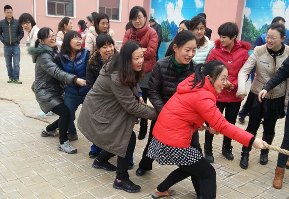 2014年3月7日，公司全體女職工以昂揚的斗志，飽滿的精神狀態(tài)，參加了金魯班集團組織的第一屆趣味運動會，并參與了跳繩、拔河、踢毽子等7個項目的比賽，包攬了踢毽子前三名的傲人戰(zhàn)績，拔河獲第二名。